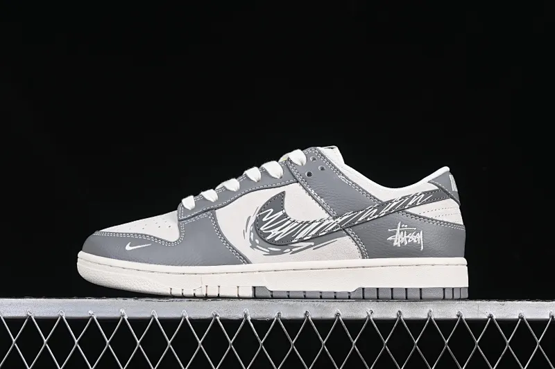 All categories Nk SB Dunk Series Nk SB Dunk Low High-end customized low-top sneakers Nk SB Dunk Low Stusi co-branded Graffiti gray hook Anniversary high-end customized low-top casual sneakers DM6868-024